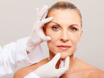L'esthéticienne examine la peau du visage du patient